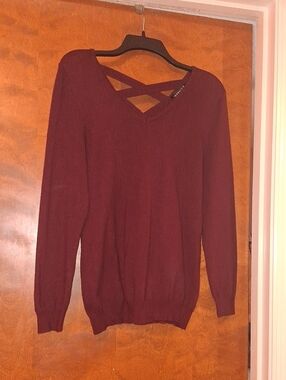 Women's Crisscross V-Neck Sweater in Wine